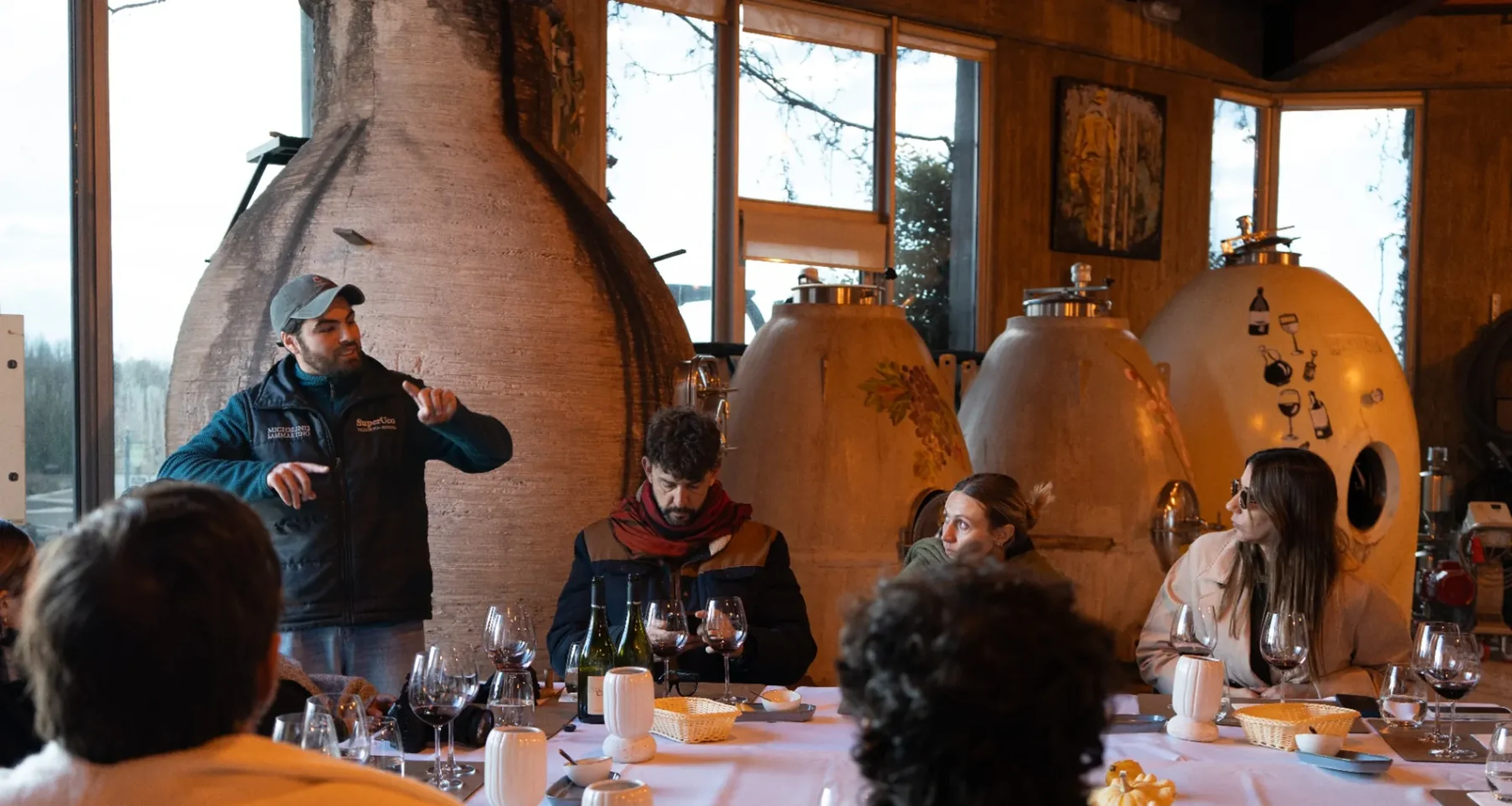 Grupo reducido en degustación junto a las ánforas de Super Uco, Valle de Uco, Mendoza