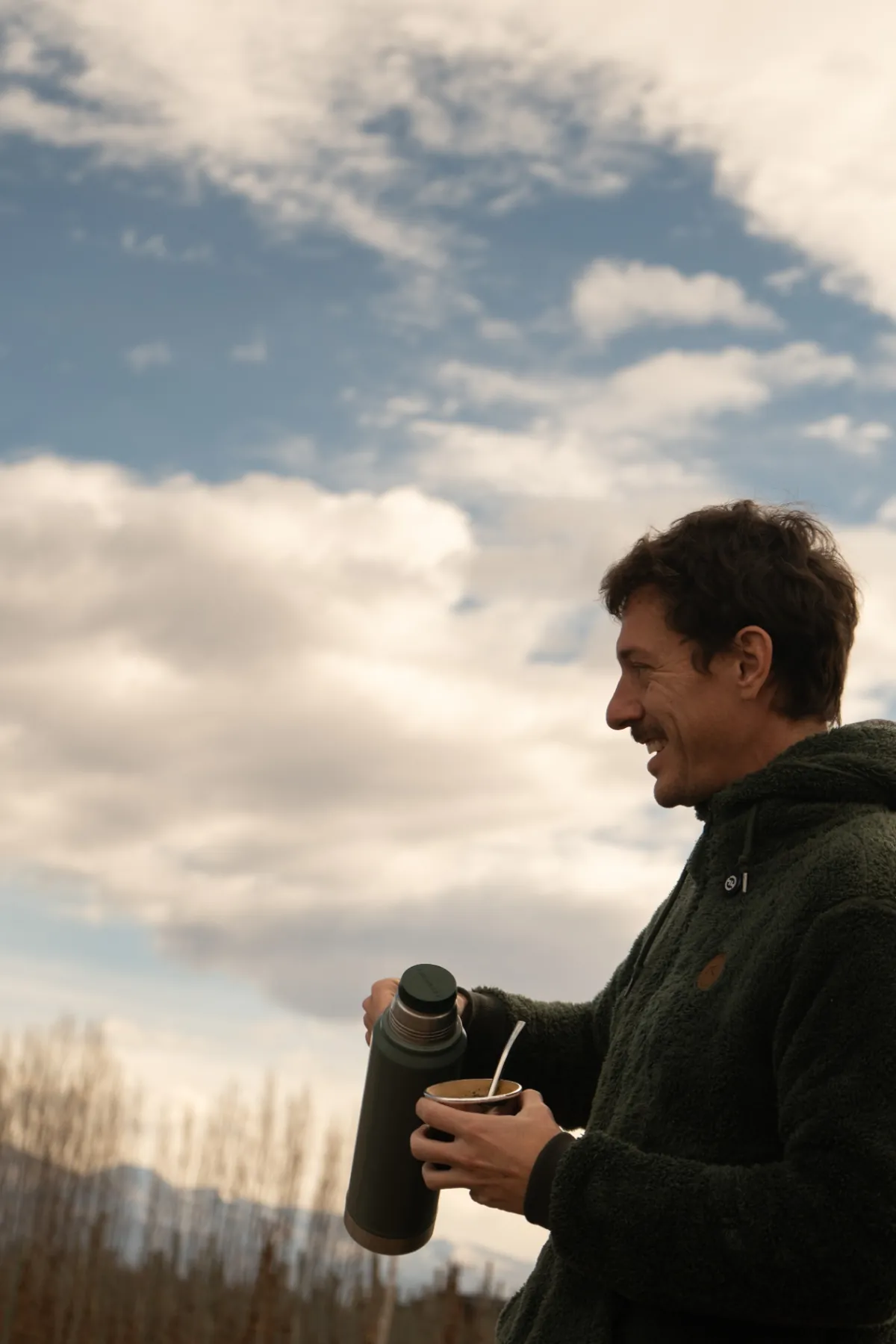 Peter Cubillos, enólogo y curador de bodegas, en un viñedo de Mendoza