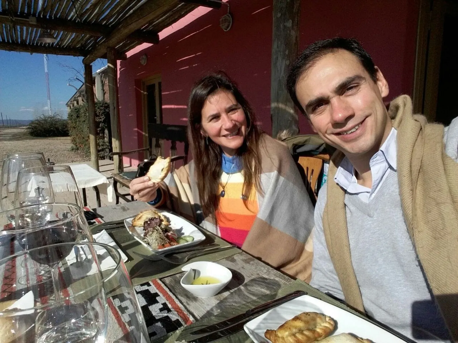 Brindis en la barra de una bodega familiar