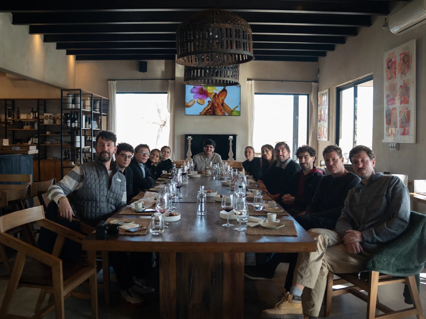 El grupo completo alrededor de la mesa