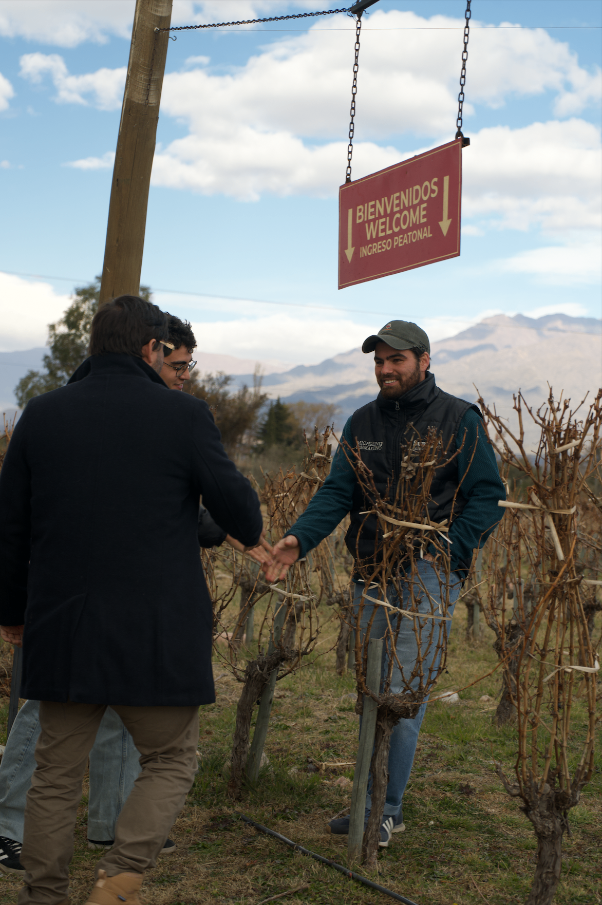 Peter recibiendo a un grupo entre los viñedos de Mendoza